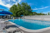 Americas Best Value Inn & Suites-Hyannis/Cape Cod - piscina