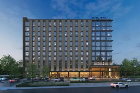 Novotel Bangkok Future Park Rangsit Отели рядом с достопримечательностью «Wat Phra Si Mahathat»