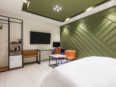 HOTEL THE WALL