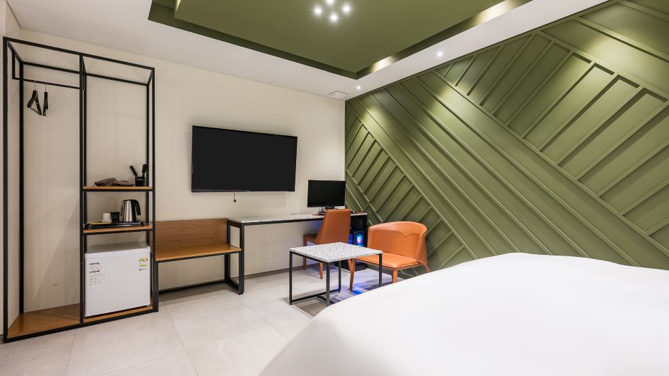 HOTEL THE WALL