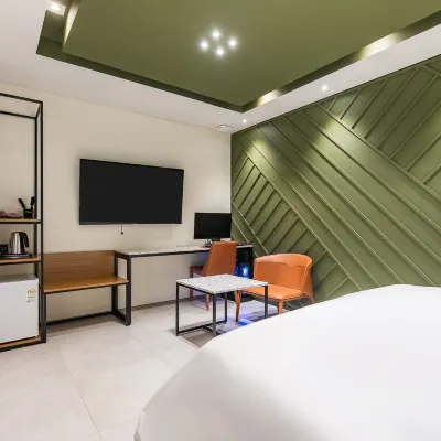 HOTEL THE WALL Отели рядом с достопримечательностью «Храм Тэдокса»
