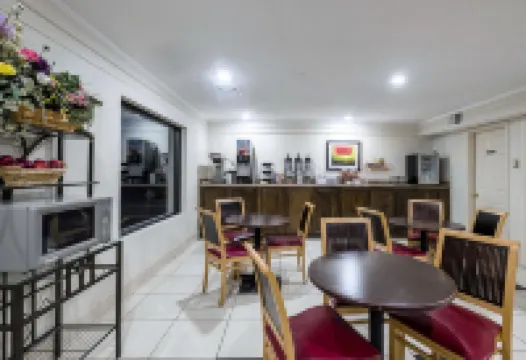 布盧明頓諾莫爾大學紅頂飯店