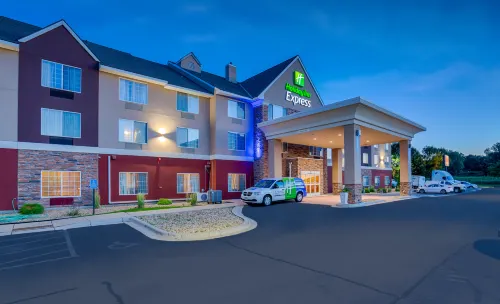 Holiday Inn Express ST PAUL S - INVER GROVE HGTS by IHG - parking