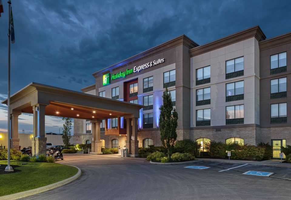 Holiday Inn Express & Suites - Belleville, an IHG Hotel - Housity
