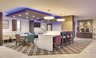 La Quinta Inn & Suites by Wyndham Cleveland Airport West