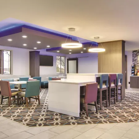 La Quinta Inn & Suites by Wyndham Cleveland Airport West