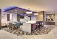 La Quinta Inn & Suites by Wyndham Cleveland Airport West Các khách sạn ở North Olmsted