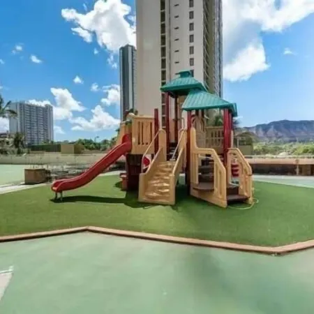 Newly Remodeled - 30th Floor Suite with Epic Mountain Views Отели рядом с достопримечательностью «Пляж Кахала-Бич»