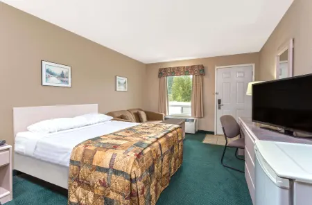 Super 8 by Wyndham Golden