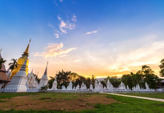 호텔 입구 및 주차장