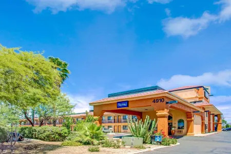 Travelodge by Wyndham Tucson AZ Отели рядом с достопримечательностью «Tucson Premium Outlets»
