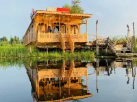 Nairobi Houseboat Hotel di Srinagar