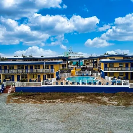 Sandals Inn Отели рядом с достопримечательностью «Театр Peabody Auditorium»