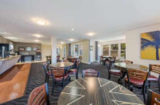 โรงแรมชัวร์สเตย์พลัส บาย เบสท์เวสเทิร์น เมาน์เทนวิว โรงแรมในเมาน์เทนวิว