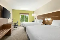 Holiday Inn Express & Suites Akron Regional Airport Area Hotel a Green