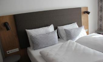 Hotel Brunnthal - Housity