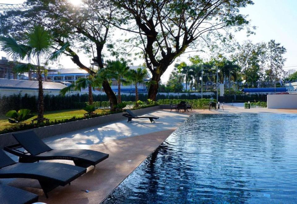 산 호텔의 청량한 야외 수영장