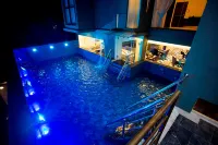Monsoon Inn - Pools
