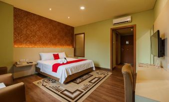 RedDoorz Plus Near Dunia Fantasi Ancol