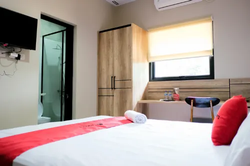 RedDoorz Near Trans Studio Mall Cibubur 3