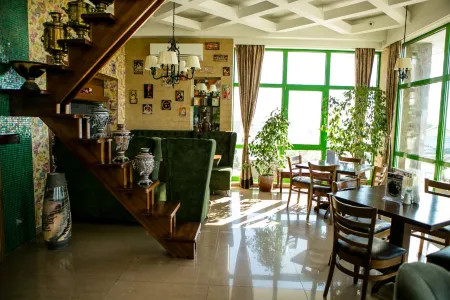 Земляничные Холмы Отели рядом с достопримечательностью «Памятник А.П. Чехову»