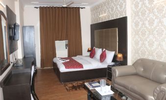 Hotel the Paramont, Delhi
