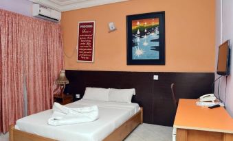 Queens Court Hotel - Housity