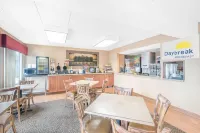 Days Inn & Suites by Wyndham Duluth by the Mall