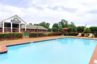 Days Inn by Wyndham Savannah - Swimmingpools