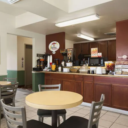 Super 8 by Wyndham Salmon