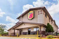 Super 8 by Wyndham Dunbar/Charleston Area - Parkplatz