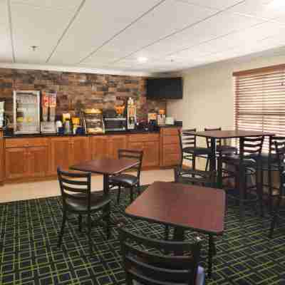 Days Inn & Suites by Wyndham Commerce Dining/Meeting Rooms