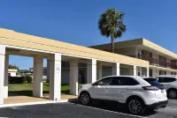 Super 8 by Wyndham Ocala I-75 - parking