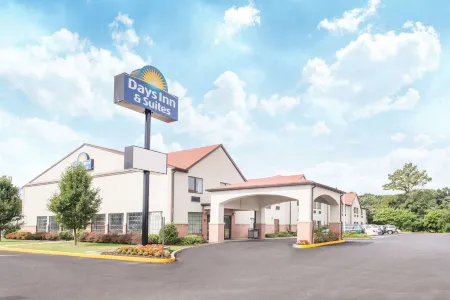 Days Inn & Suites by Wyndham Seaford Отели в г. Джорджтаун
