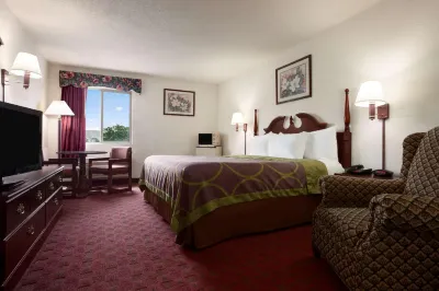 Super 8 by Wyndham Aurora/Naperville Area Hotel dekat Paramount Theatre