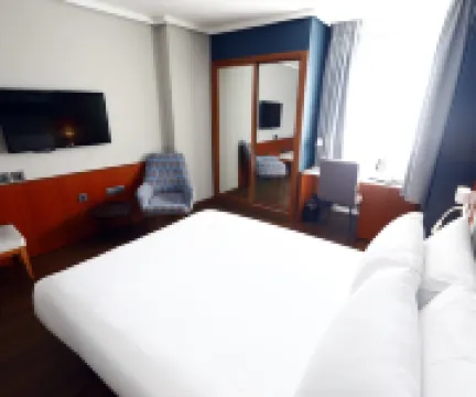 Travelodge Madrid Coslada Aeropuerto Hotels near Vicálvaro