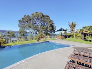 Te Kaha Beach Hotel