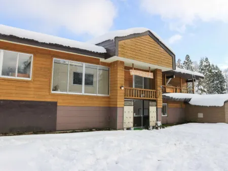 Ikenotaira Onsen Lodge Shirokuma Отели рядом со станцией Myokokogen Station