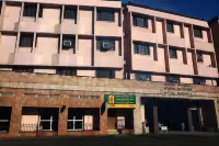 Hotel Indsurya فنادق في 