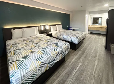 Studio 6 Bakersfield, CA - South