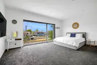 Luxico Urban Hideaway (Pet Friendly) - 4-Star