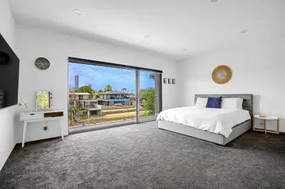 Luxico Urban Hideaway (Pet Friendly) Hotels near Valentino Gold Coast David Jones