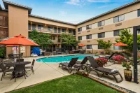 Oxford Suites Redding - Pools