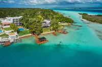 Cristalino Lagoon Front Hotel, Restaurant & Spa Отели рядом с достопримечательностью «Bacalar Adventure Tours»