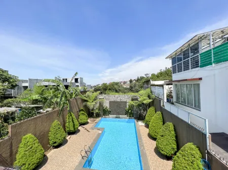 Villa Dago Bandung Family Only (Amethyst PG-28) with Private Pool Отели рядом с достопримечательностью «Dago Pakar Water Fall»