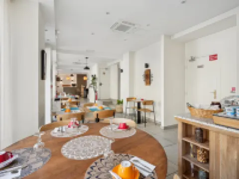 Hôtel le National Clichy Paris Hotels in Clichy