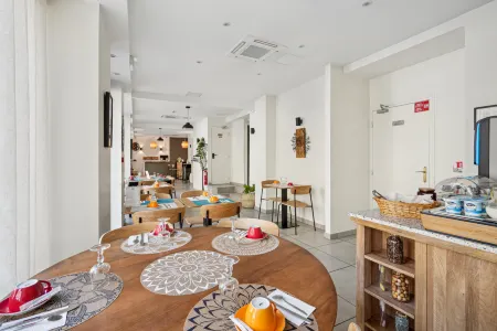 Hôtel le National Clichy Paris Отели в г. Клиши-ла-Гаренн