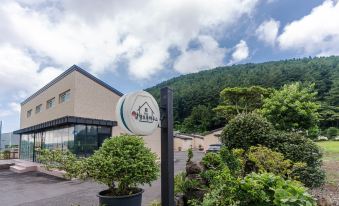 Jeju Albam Oreum House Pension