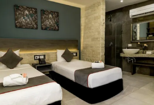 Illusion Xpress Hotels near 5th Avenue