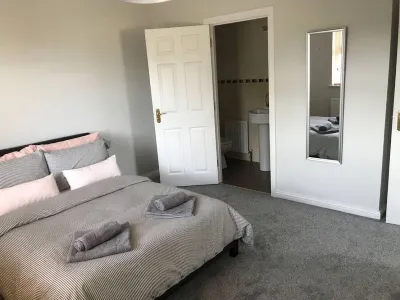 Portrush - 3 Bed - 2 Bath - Parking - Pet Friendly Hotels in 
